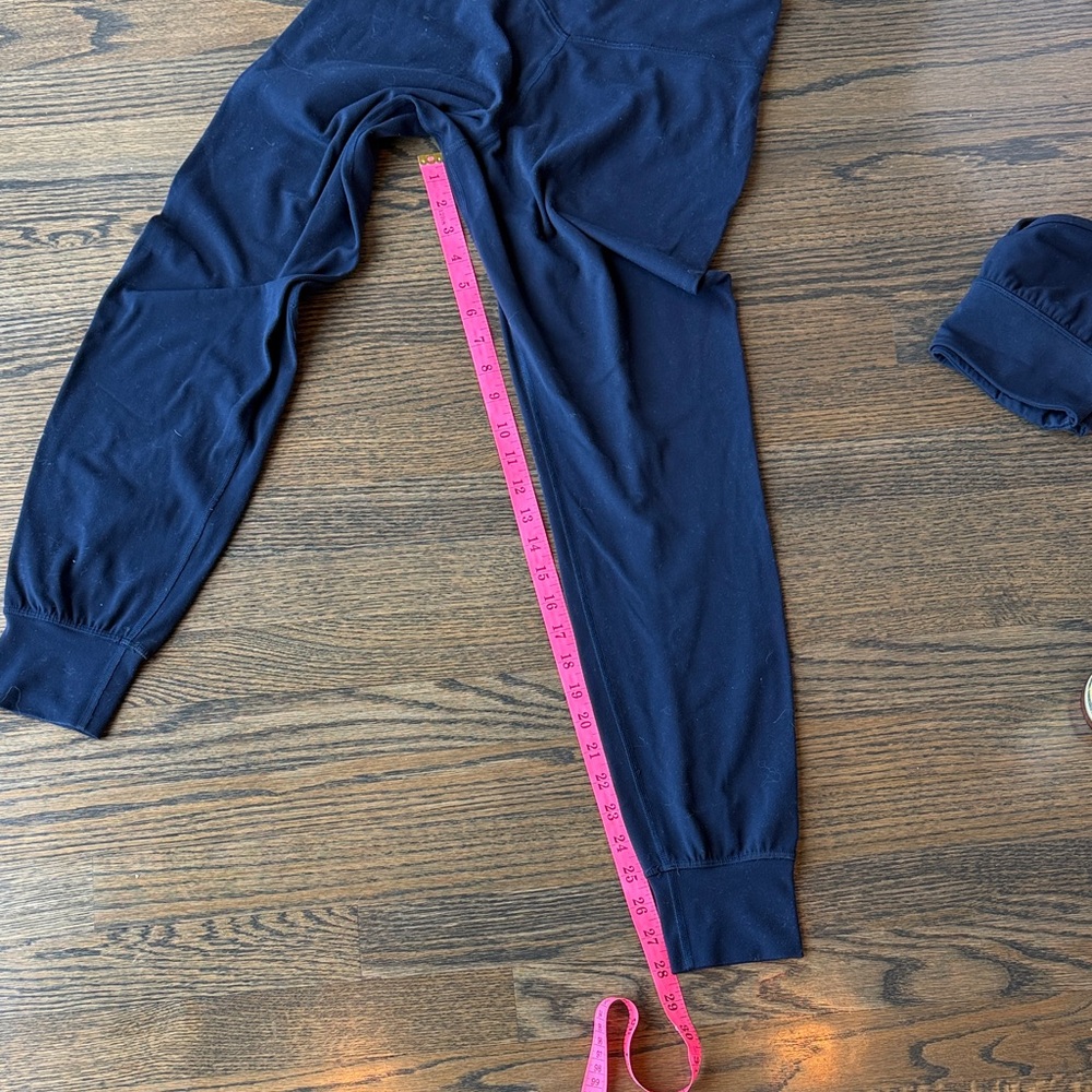 Lululemon Align High-Rise Jogger 28” True Navy Size 4 GUC
True Navy - Picture 8 of 11